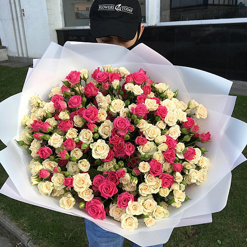 Кустовые кремовые и розовые розы