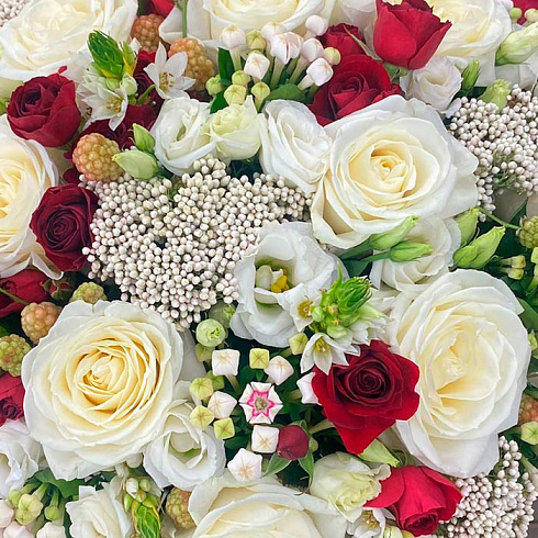 Розы, эустомы, экзотика в бежевой коробке