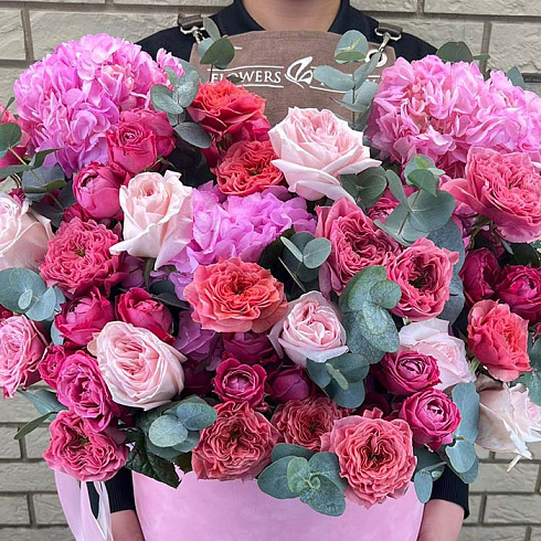 Гортензии и пионовидные розы в коробке