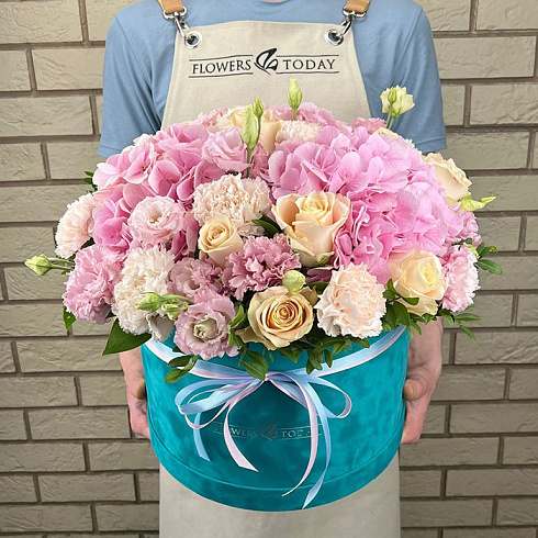 Эустомы, гортензии, гвоздики и розы