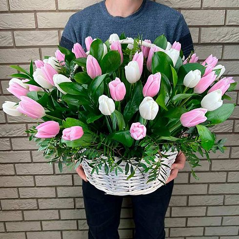 101 тюльпан с зеленью в корзине