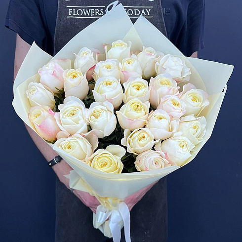 Нежно кремовые пионовидные розы