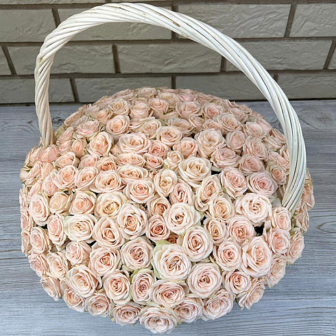 Кустовые розы в корзинке