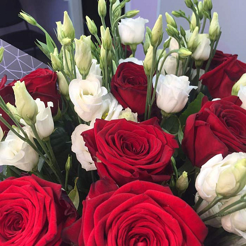 Красные розы и эустомы