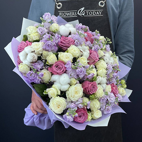 Букет роз, хлопка и экзотики