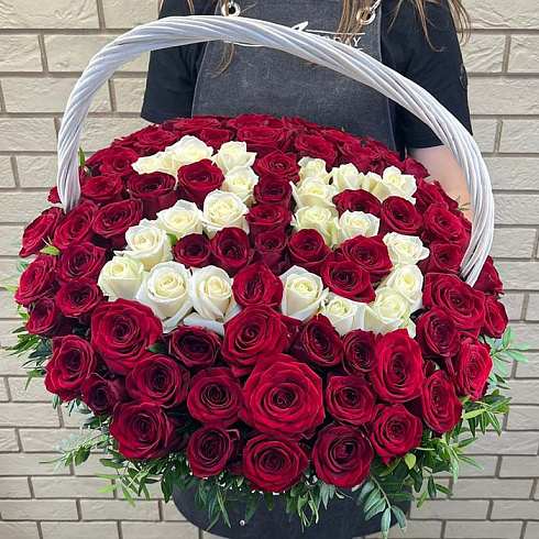 Цифры из роз в корзине