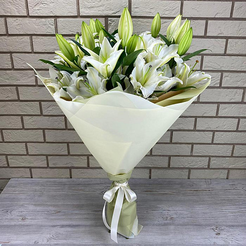 Белые лилии