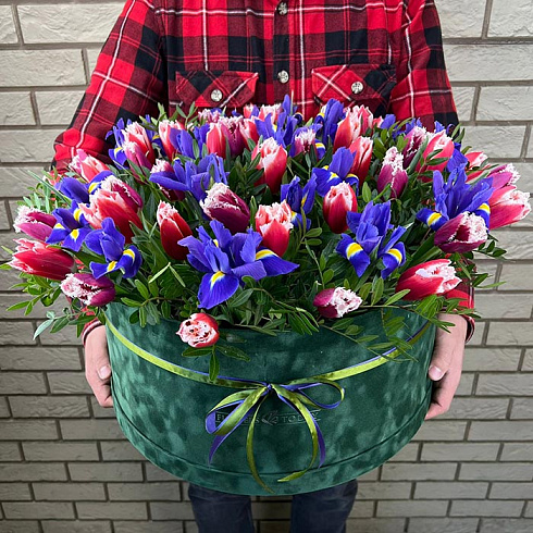 Коробка ирисов и тюльпанов