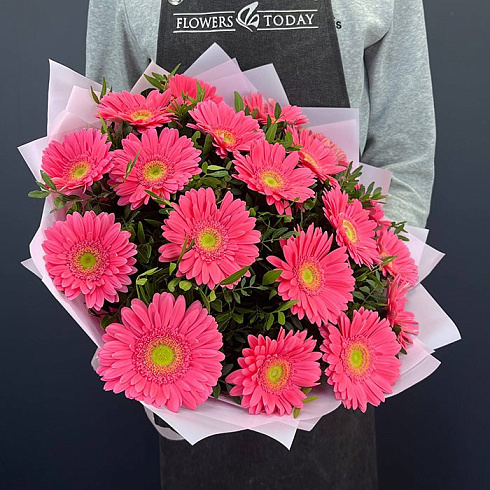 Розовые герберы и фисташ