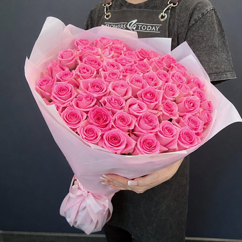 51 розовая роза с зеленью