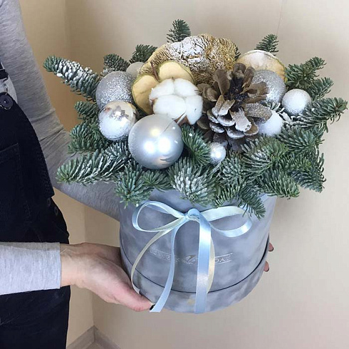 Новогодняя композиция в серой коробке