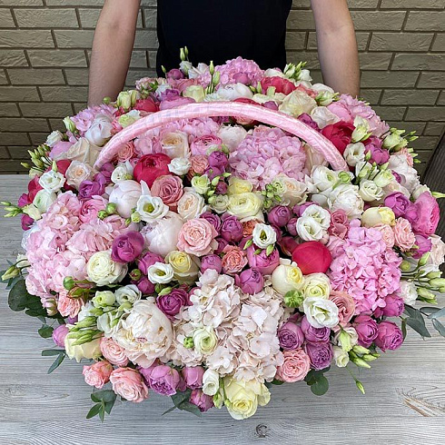 Элитная корзина пионов, пионовидных роз и гортензий