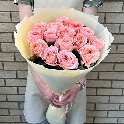 Пионовидные розы в дизайнерской упаковке