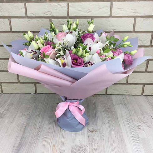 Орхидеи с розами и эустомой