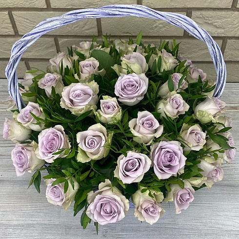 Фиолетовые розы в корзинке