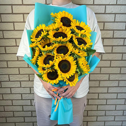 19 подсолнухов в дизайнерской упаковке