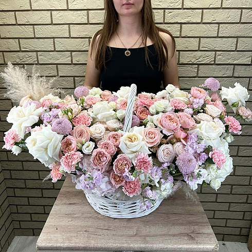 Пионовидные розы, маттиолы, гортензии