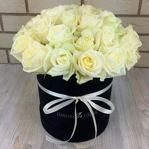 Белые розы в черной бархатной коробке