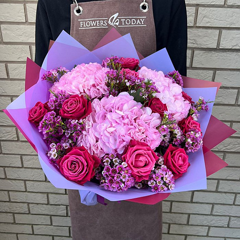 Гортензии, розы и ваксфлор