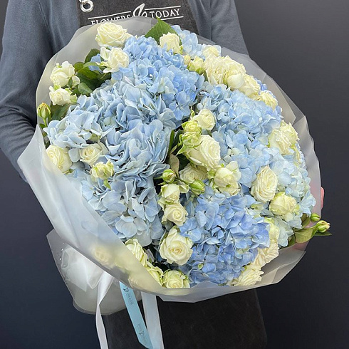 Гортензии и белые кустовые розы