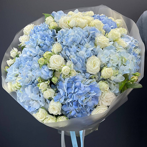 Гортензии и белые кустовые розы