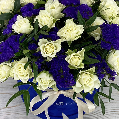 Кустовые розы и статица