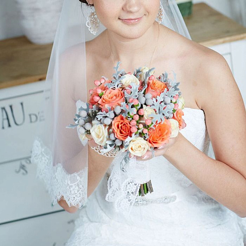 Букет невесты с розами, гаиперикумом и зеленью