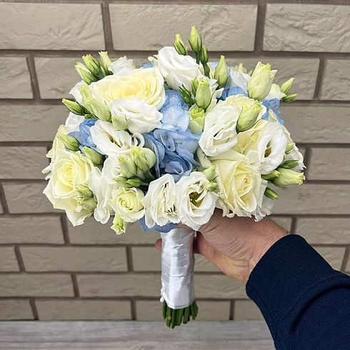 Свадебный букет из гортензий, роз и эустом