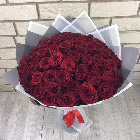 Бордовые розы в дизайнерской пленке