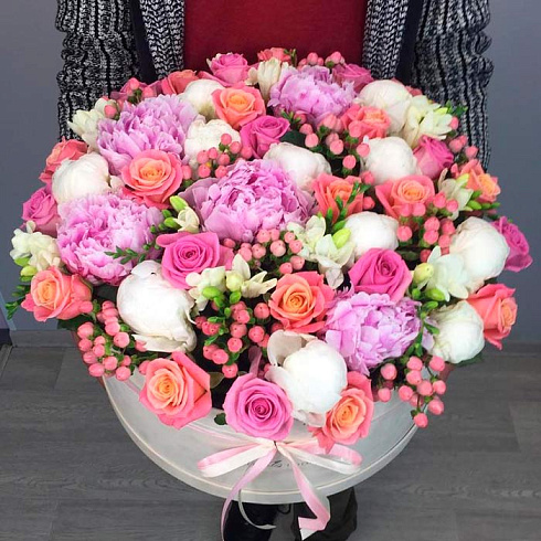 Пионы, розы, фрезии в бархатной коробке