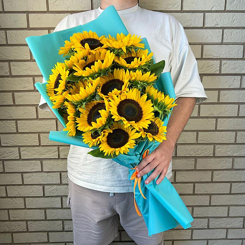 19 подсолнухов в дизайнерской упаковке
