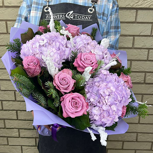 Гортензии, розы и ель