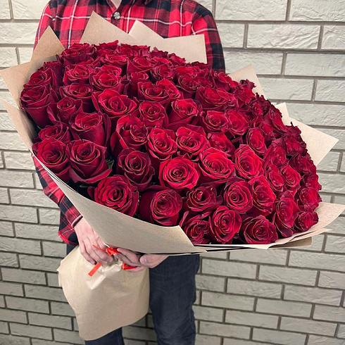 101 крупная красная роза в крафте