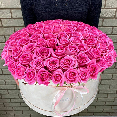 101 розовая роза в коробке