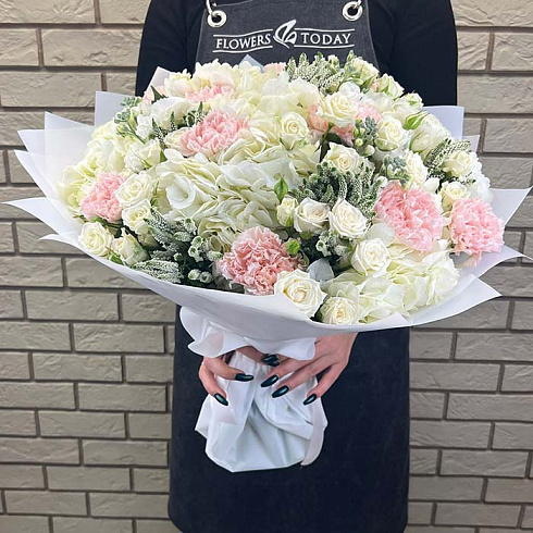 Розы, гортензии, гвоздики, маттиолы