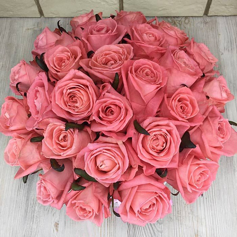 Розовые розы в белой коробке