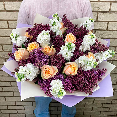 Маттиола, сирень и розы