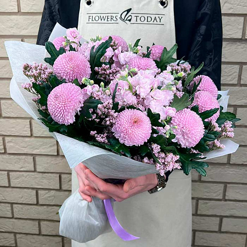 Нежный букет из маттиол, хризантем и лимониумов