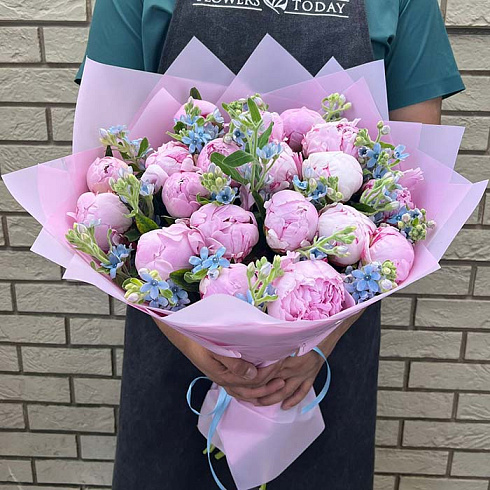 Пионы с нежными голубыми цветочками