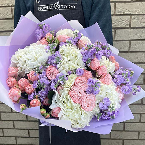 Гортензии, маттиола и пионовидные розы