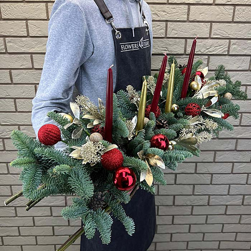 Красные и золотые игрушки