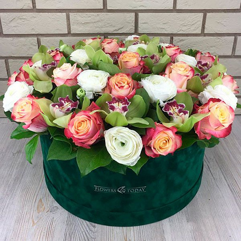 Ранункулюсы, орхидеи и розы в коробке