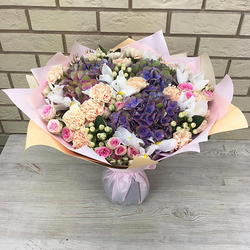 Нежный букет с гортензией