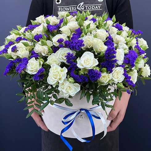 Белые кустовые розы и синяя статица