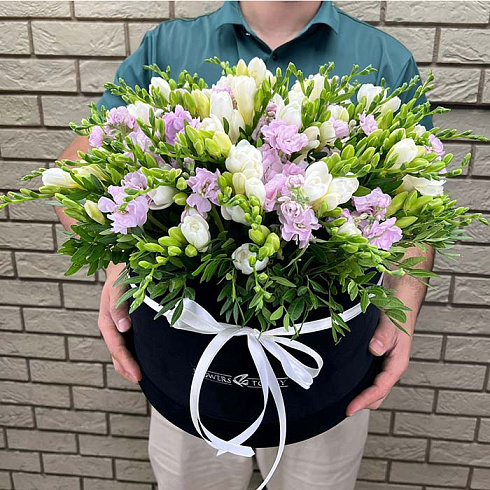 Фрезии, маттиола в коробке