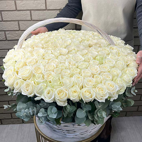 151 белая роза и эвкалипт в корзине