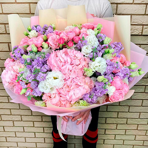 Гортензии, кустовые розы, маттиола и эустома