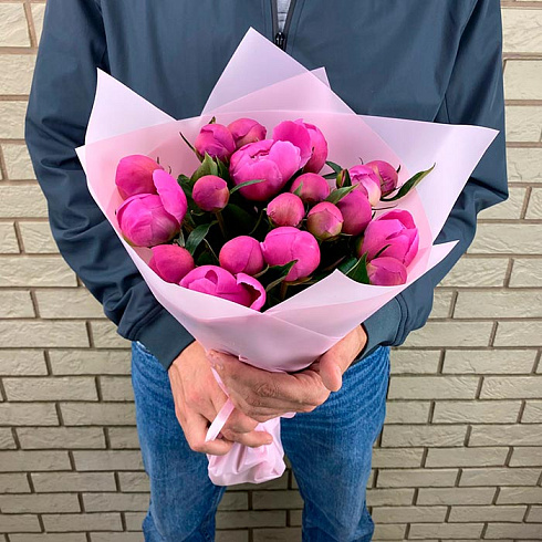 Розовые пионы в упаковке