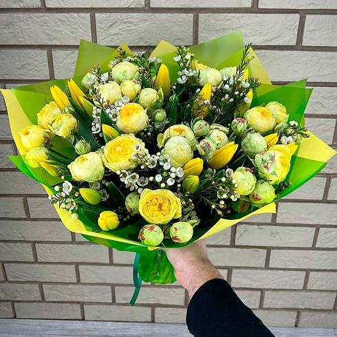 Пионовидные розы и тюльпаны