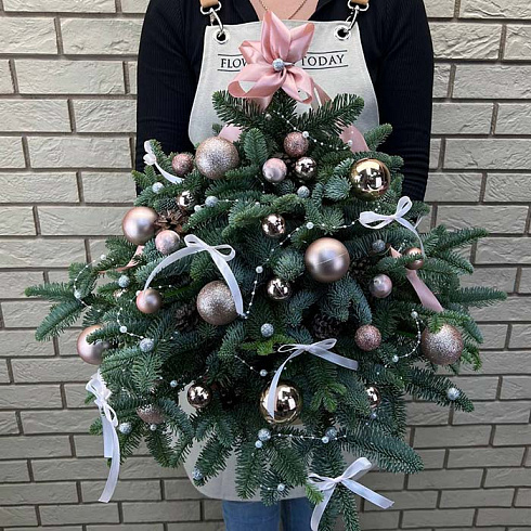 Живая ель с игрушками нежного оттенка